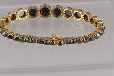 Lot 142 - AN ARA VARTANIAN 18CT YELLOW GOLD AND GRADUATED SUBVERTED BLACK DIAMOND TENNIS BRACELET