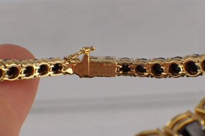 Lot 142 - AN ARA VARTANIAN 18CT YELLOW GOLD AND GRADUATED SUBVERTED BLACK DIAMOND TENNIS BRACELET