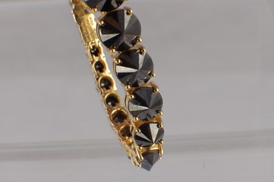 Lot 142 - AN ARA VARTANIAN 18CT YELLOW GOLD AND GRADUATED SUBVERTED BLACK DIAMOND TENNIS BRACELET