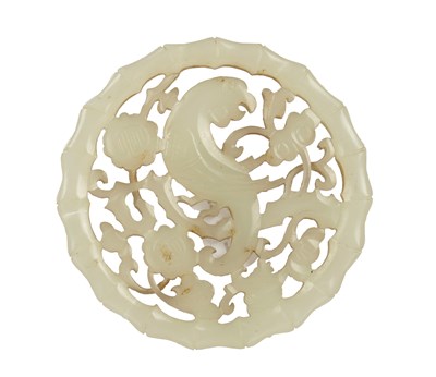 Lot 425 - A CHINESE CARVED JADE BROOCH