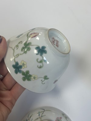 Lot A SET OF FOUR PIECES OF CHINESE REPUBLIC 'MELON' FAMILLE ROSE FORMING BOWLS AND COVERS