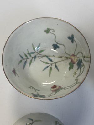 Lot A SET OF FOUR PIECES OF CHINESE REPUBLIC 'MELON' FAMILLE ROSE FORMING BOWLS AND COVERS