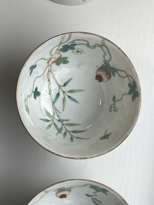 Lot 125 - A SET OF FOUR PIECES OF CHINESE REPUBLIC 'MELON' FAMILLE ROSE FORMING BOWLS AND COVERS