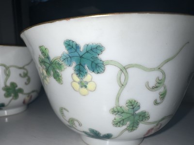 Lot 125 - A SET OF FOUR PIECES OF CHINESE REPUBLIC 'MELON' FAMILLE ROSE FORMING BOWLS AND COVERS