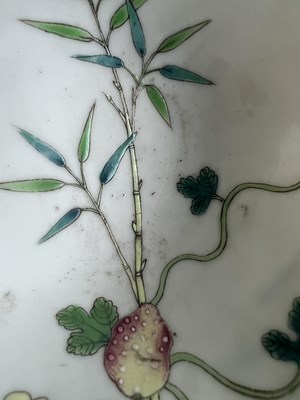 Lot 125 - A SET OF FOUR PIECES OF CHINESE REPUBLIC 'MELON' FAMILLE ROSE FORMING BOWLS AND COVERS