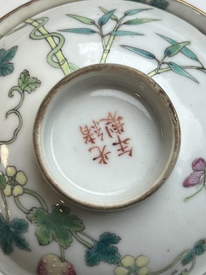 Lot 125 - A SET OF FOUR PIECES OF CHINESE REPUBLIC 'MELON' FAMILLE ROSE FORMING BOWLS AND COVERS