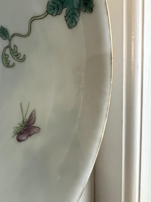 Lot 125 - A SET OF FOUR PIECES OF CHINESE REPUBLIC 'MELON' FAMILLE ROSE FORMING BOWLS AND COVERS