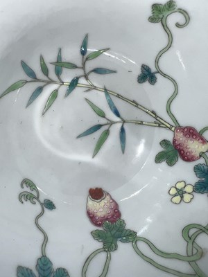 Lot 125 - A SET OF FOUR PIECES OF CHINESE REPUBLIC 'MELON' FAMILLE ROSE FORMING BOWLS AND COVERS