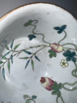 Lot 125 - A SET OF FOUR PIECES OF CHINESE REPUBLIC 'MELON' FAMILLE ROSE FORMING BOWLS AND COVERS