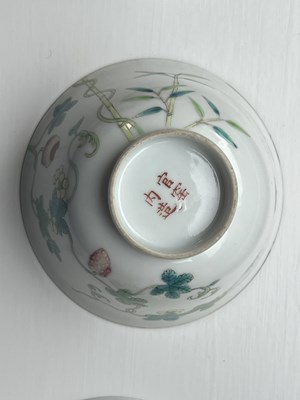 Lot 125 - A SET OF FOUR PIECES OF CHINESE REPUBLIC 'MELON' FAMILLE ROSE FORMING BOWLS AND COVERS