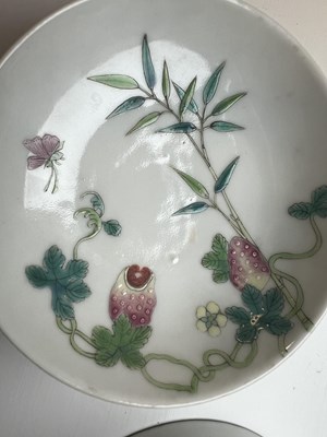 Lot 125 - A SET OF FOUR PIECES OF CHINESE REPUBLIC 'MELON' FAMILLE ROSE FORMING BOWLS AND COVERS