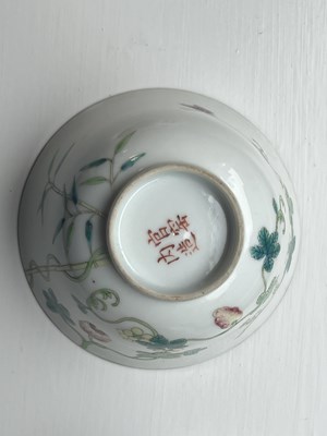 Lot 125 - A SET OF FOUR PIECES OF CHINESE REPUBLIC 'MELON' FAMILLE ROSE FORMING BOWLS AND COVERS