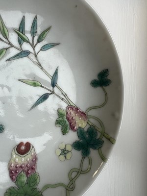 Lot 125 - A SET OF FOUR PIECES OF CHINESE REPUBLIC 'MELON' FAMILLE ROSE FORMING BOWLS AND COVERS