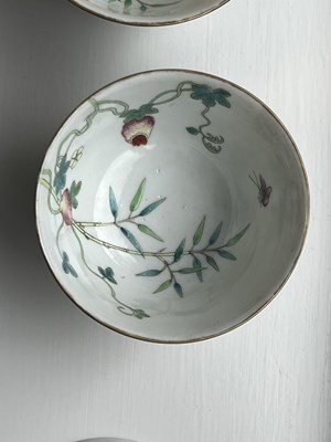 Lot 125 - A SET OF FOUR PIECES OF CHINESE REPUBLIC 'MELON' FAMILLE ROSE FORMING BOWLS AND COVERS