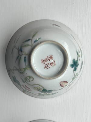 Lot 125 - A SET OF FOUR PIECES OF CHINESE REPUBLIC 'MELON' FAMILLE ROSE FORMING BOWLS AND COVERS