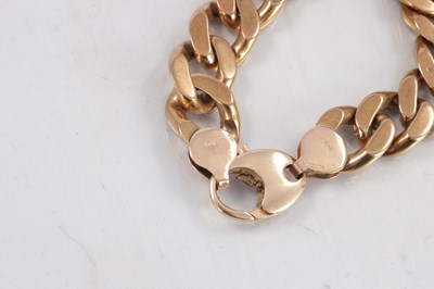 Lot 119 - A HEAVY 9CT ROSE GOLD CURB CHAIN BRACELET
