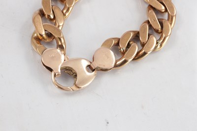 Lot 119 - A HEAVY 9CT ROSE GOLD CURB CHAIN BRACELET