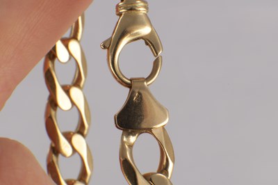 Lot 125 - A 9CT YELLOW GOLD FIGARO CHAIN BRACELET