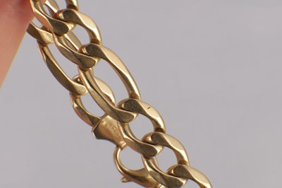 Lot 125 - A 9CT YELLOW GOLD FIGARO CHAIN BRACELET