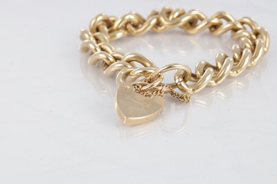 Lot 163 - A 9CT YELLOW GOLD CURB CHAIN BRACELET