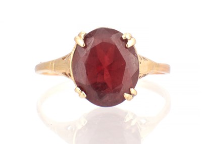 Lot 110 - A LADIES 19TH CENTURY GOLD AND OVAL GARNET RING