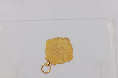 Lot 138 - A CASED 9CT GOLD AND ENAMEL PENDANT MEDAL