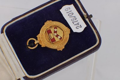 Lot 138 - A CASED 9CT GOLD AND ENAMEL PENDANT MEDAL