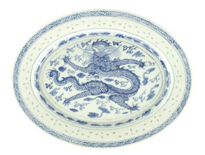 Lot 463 - A CHINESE BLUE AND WHITE OVAL DRAGON PLATE POSSIBLY QING DYNASTY