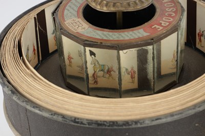Lot 1004 - A LATE 19TH CENTURY FRENCH PRAXINOSCOPE OPTICAL TOY