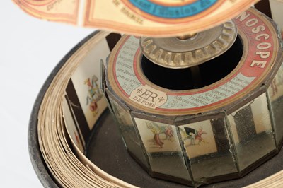 Lot 1004 - A LATE 19TH CENTURY FRENCH PRAXINOSCOPE OPTICAL TOY
