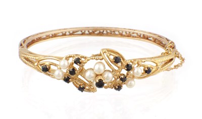 Lot 136 - A 9CT GOLD PEARL AND SAPPHIRE BRACELET