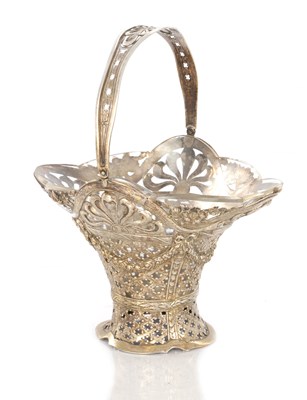 Lot 212 - AN EARLY 20TH CENTURY SILVER BASKET AND GLASS LINER