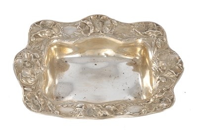 Lot 276 - AN EARLY 20TH CENTURY SILVER TRAY