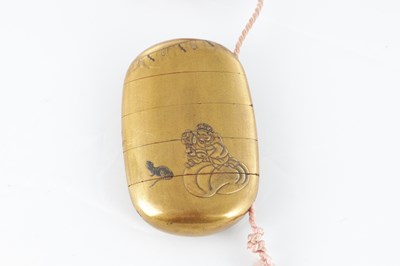 Lot 651 - A 19TH CENTURY JAPANESE GOLD LACQUER OVAL SHAPED FIVE CASE INRO
