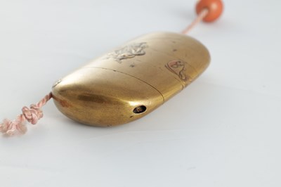 Lot 651 - A 19TH CENTURY JAPANESE GOLD LACQUER OVAL SHAPED FIVE CASE INRO