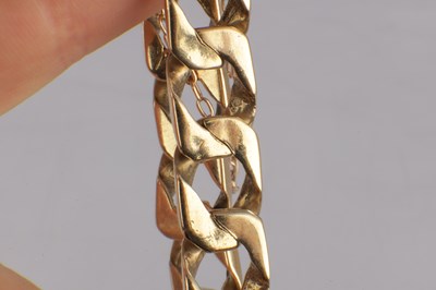 Lot 103 - A 9CT GOLD CURB CHAIN BRACELET