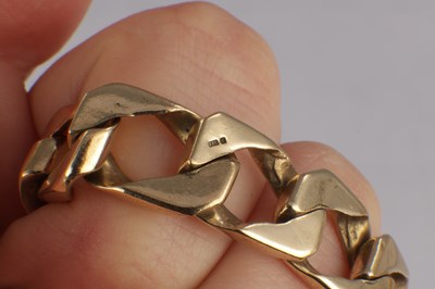 Lot 103 - A 9CT GOLD CURB CHAIN BRACELET