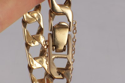 Lot 103 - A 9CT GOLD CURB CHAIN BRACELET