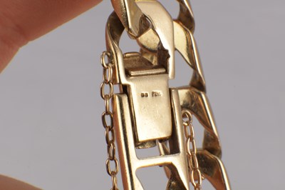 Lot 103 - A 9CT GOLD CURB CHAIN BRACELET