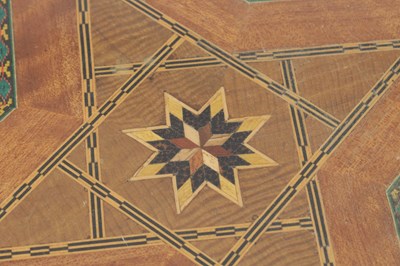 Lot 789 - ATT THOMAS GRIFFITHS, AUSTRALIAN, AN EARLY 20TH CENTURY INLAID SERVING TRAY
