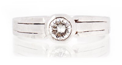 Lot 101 - AN ART DECO 18CT WHITE GOLD AND DIAMOND SOLITAIRE RING