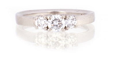 Lot 152 - A LADIES THREE STONE PLATINUM AND DIAMOND RING