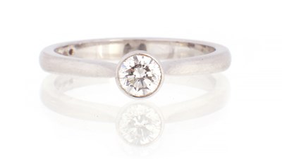 Lot 160 - A LADIES DIAMOND AND PLATINUM SOLITAIRE RING