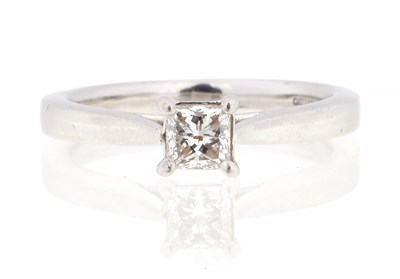 Lot 150 - A LADIES DIAMOND AND SOLITAIRE RING