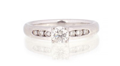 Lot 130 - A LADIES PLATINUM DIAMOND RING