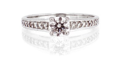 Lot 181 - A LADIES DIAMOND SET PLATINUM RING