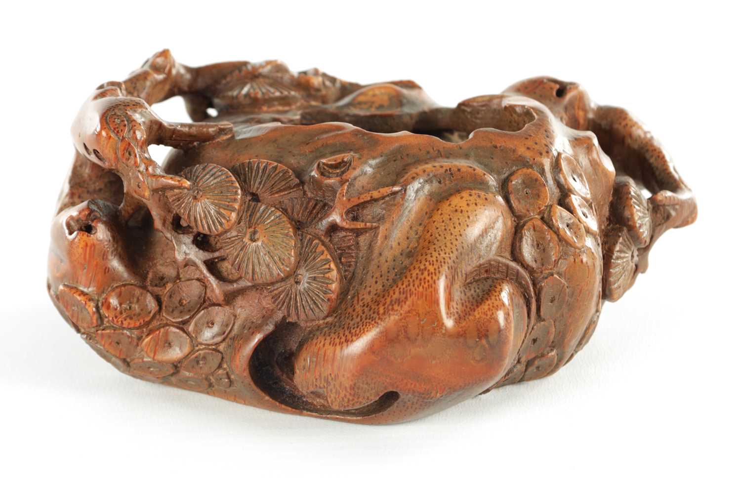 Lot 428 - AN EARLY 20TH CENTURY CARVED BAMBOO BRUSH WASHER