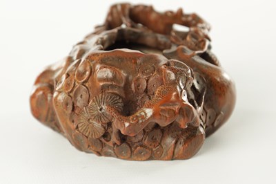 Lot 428 - AN EARLY 20TH CENTURY CARVED BAMBOO BRUSH WASHER