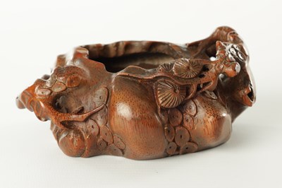 Lot 428 - AN EARLY 20TH CENTURY CARVED BAMBOO BRUSH WASHER
