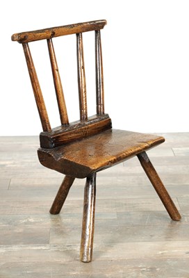 Lot 1639 - A RARE 18TH CENTURY CHILDS WALNUT AND ELM PRIMITIVE WELSH STICK BACK CHAIR